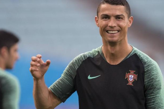 Ronaldo nhấp nhổm rời Real khi có quý nhân dự khán trận Tây Ban Nha-Bồ Đào Nha