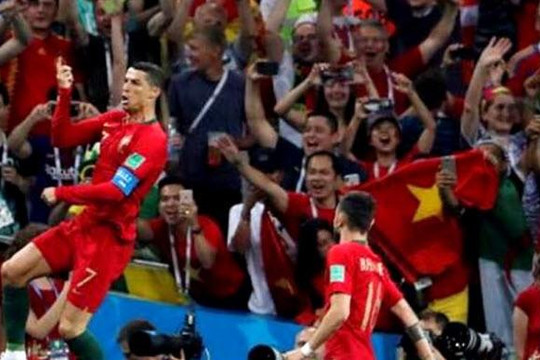 Cờ Việt Nam tung bay ở khoảnh khắc Ronaldo lập hat-trick vào lưới Tây Ban Nha