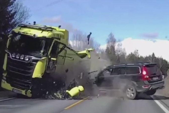 SUV đâm trực diện xe tải vỡ nát, tài xế sống sót thần kỳ