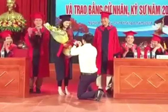 Thầy quỳ gối cầu hôn nữ sinh Đại học Vinh ở lễ tốt nghiệp: Nên giữ thể diện cho nhau
