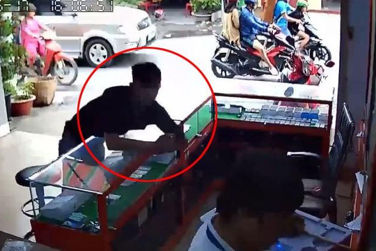 Thanh niên trộm 2 điện thoại iPhone nhanh như cắt trước mặt người bán hàng