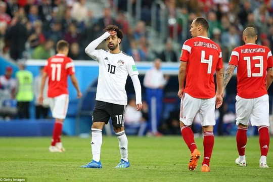 Hạ Ai Cập 3-1, Nga đặt một chân vào vòng sau, Ai Cập có nguy cơ phải ra về, Salah ôm mặt tiếc nuối