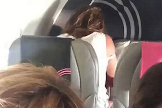Clip cặp đôi làm chuyện ấy trên ghế máy bay thu hút hơn 5,3 triệu view