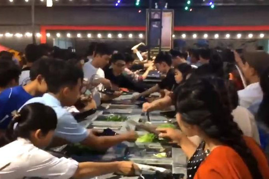 Nhà hàng ở Cần Thơ dọa ngưng phục vụ, hàng trăm khách vẫn giành đồ ăn buffet miễn phí