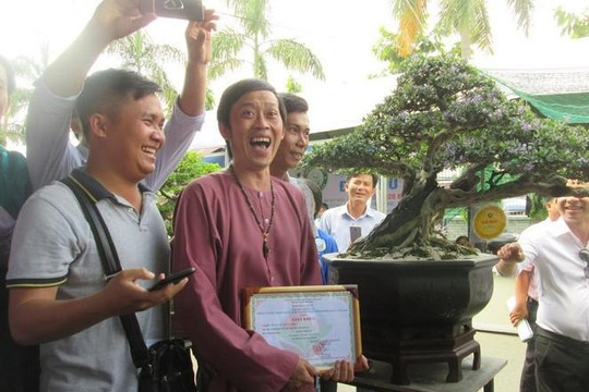 Danh hài Hoài Linh mừng rơn khi giành giải nhất cuộc thi... cây bonsai