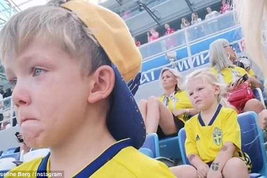 Con trai 4 tuổi của tiền đạo Thuỵ Điển khóc nghẹn khi thấy cha trên sân bóng gây xúc động 