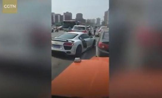 Siêu xe Audi R8 điên cuồng đâm ngã cảnh sát để chạy trốn