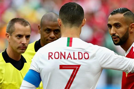 Trọng tài Mỹ phủ nhận xin áo Ronaldo, FIFA hứa sẽ 'làm rõ' phát biểu của cầu thủ Morocco