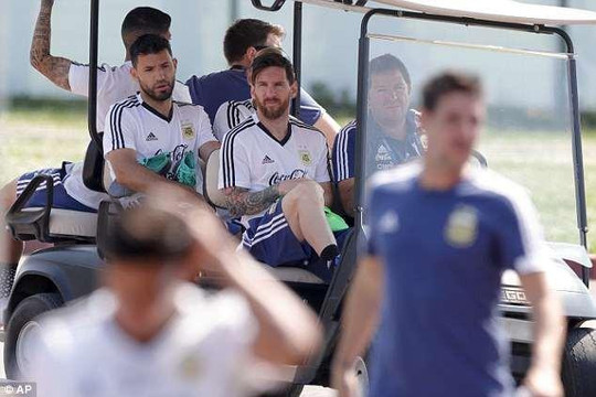 Messi buồn bã ra sân tập sau trận thua thảm hại trước Croatia 