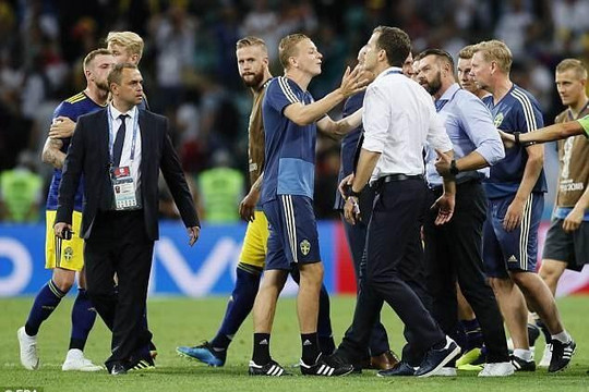FIFA điều tra và sẽ ra án phạt BHL đội Đức ăn mừng kiểu trêu ngươi tuyển Thuỵ Điển