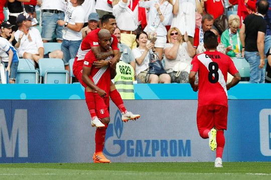 Pháp - Đan Mạch ru ngủ, cầu thủ Peru khóc nức nở 'nắm tay' Úc cùng về nước