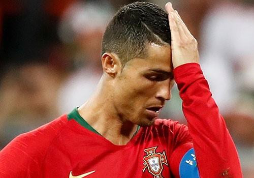Ronaldo buồn bã và bị tổn thương sau khi đá hỏng phạt đền 