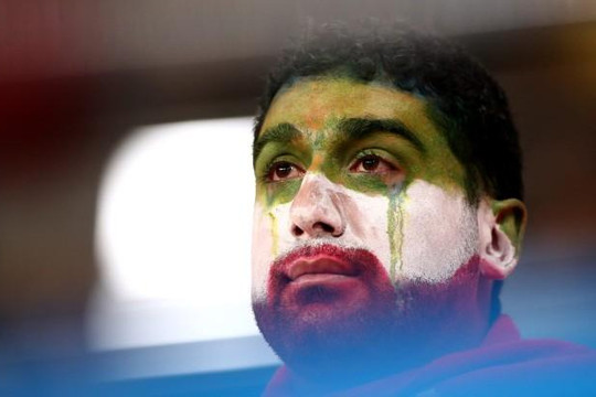 Cầu thủ và cổ động viên Iran khóc nức nở sau khi để hòa Bồ Đào Nha