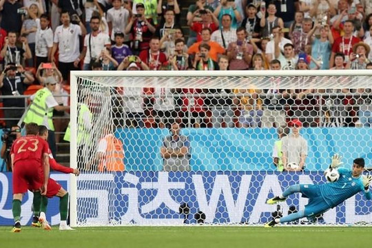 Ronaldo suýt thành tội đồ giống Messi, Bồ Đào Nha mất ngôi đầu bảng