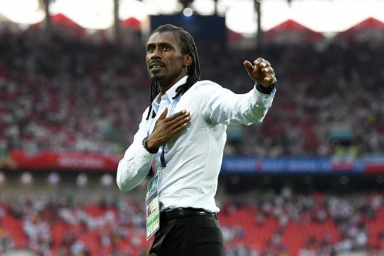 Huấn luyện viên Senegal được fan nữ bình chọn là biểu tượng sex