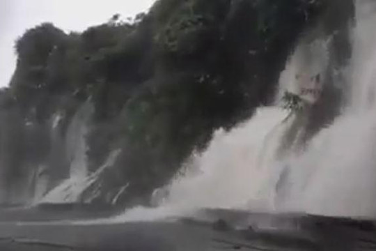 Rùng mình cảnh lái xe qua đường đèo nước chảy như thác lũ ở Hà Giang