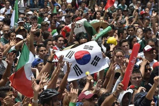 CĐV Mexico vỡ oà khi Hàn Quốc đánh bại ĐKVĐ Đức