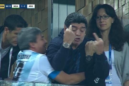 Maradona bị FIFA xem xét lại vai trò đại sứ vì màn ăn mừng bằng ‘ngón tay thối’