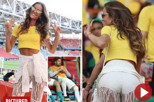 Bạn gái thủ môn Đức không hề sầu não, náo loạn trên khán đài cổ vũ Brazil