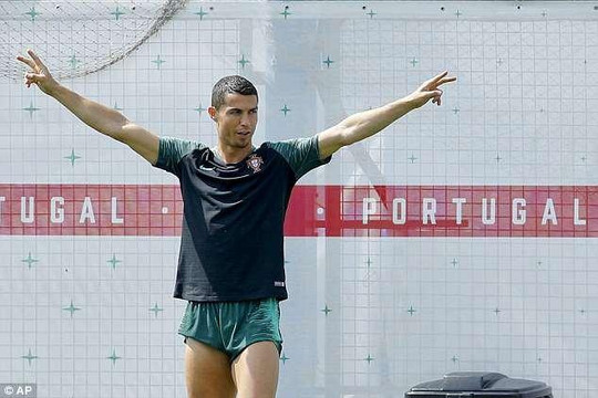 Ronaldo xắn quần làm trò trên sân tập trước trận đại chiến với Uruguay