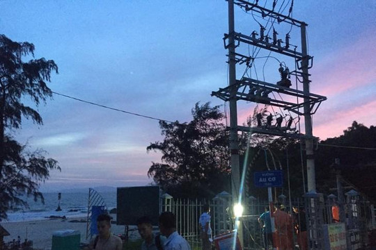 Đường điện trên đảo Cô Tô đã hoạt động sau nhiều ngày bị hỏng do sét đánh