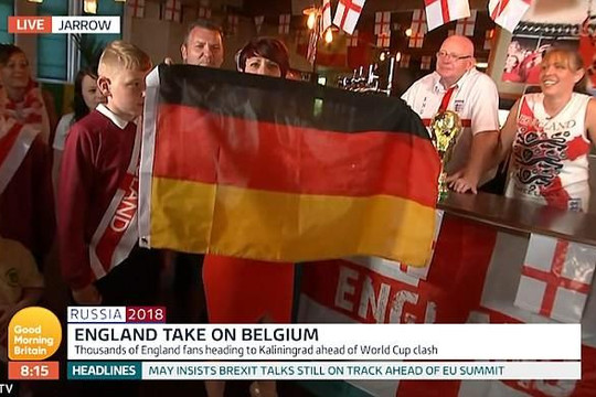 Vò nát cờ Đức để lau bàn, nữ phóng viên Anh khiến khán giả phẫn nộ