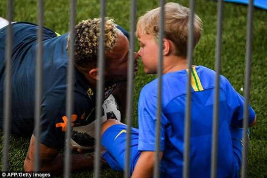 Neymar hôn con trai trên sân tập trước trận knock-out với Mexico