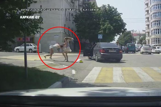 Bấm còi với người đi bộ, nữ tài xế Mercedes bị đánh giữa phố