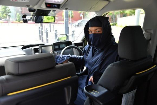 Độc đáo đi taxi Ninja và được hộ tống bởi ‘lực lượng an ninh’ ở Nhật Bản