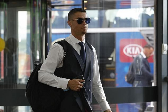 Ronaldo mặt buồn lặng cùng tuyển Bồ Đào Nha bay về nước