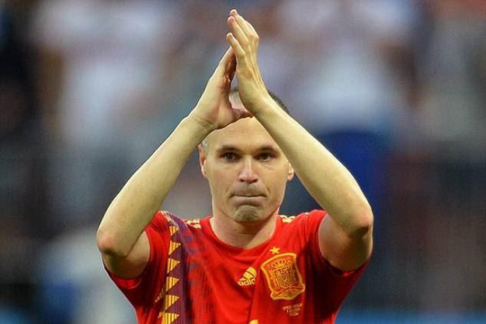 Iniesta giã từ đấu trường quốc tế sau thất bại của Tây Ban Nha
