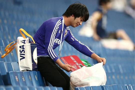 Cảm động với hình ảnh cầu thủ Nhật Bản giữ phòng thay đồ sạch sẽ, CĐV vừa khóc vừa nhặt rác trên khán đài 