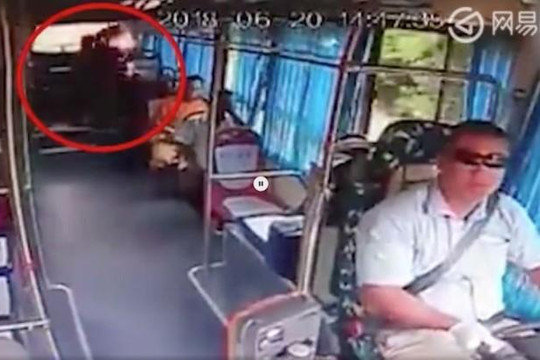 Pin dự phòng phát nổ khiến nữ hành khách bị cháy trên xe buýt