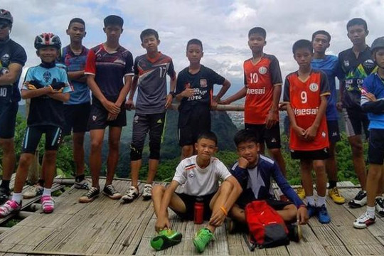 Thái Lan tìm được đội bóng mất tích trong hang động suốt 9 ngày