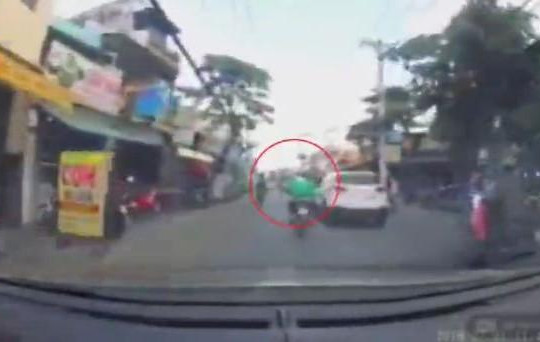Tài xế ô tô truy đuổi thanh niên đập vỡ kính xe như phim hành động 
