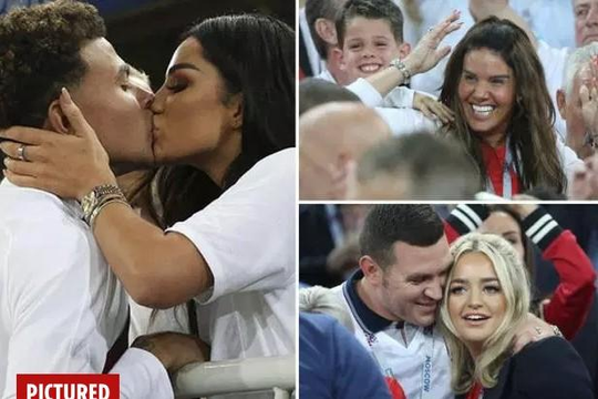 Sau khi hạ Colombia, đội Anh ào lên khán đài ôm hôn vợ con, chia sẻ niềm vui chiến thắng
