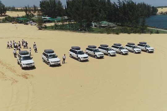 Ngắm dàn Range Rover của Trung Nguyên Legend chinh phục địa hình cát