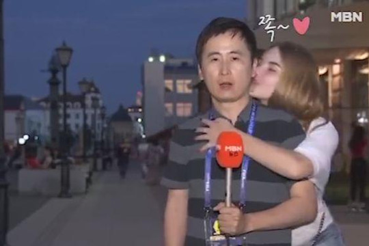 Đến lượt nam phóng viên bị hôn trộm khi đang đưa tin từ World Cup