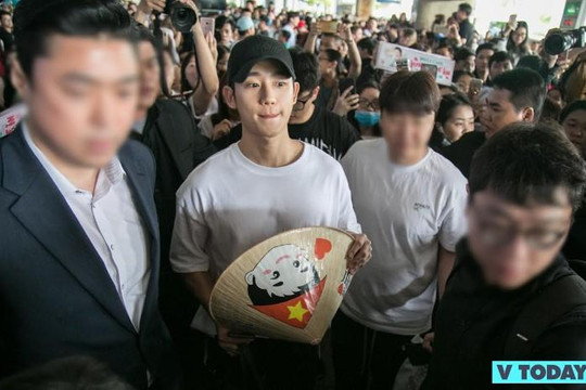 Sao phim 'Chị đẹp mua cơm ngon' Jung Hae In đội nón lá, hạnh phúc trong vòng vây fan Việt