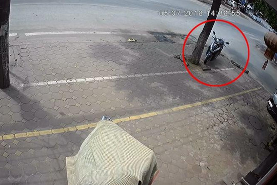 Xe máy Lead 'bỏ rơi nữ ninja' lao vun vút trên đường sau tai nạn