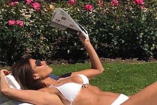 Elizabeth Hurley tự tin khoe thân hình bikini gợi cảm ở tuổi U.60 