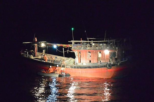 Cận cảnh tàu SAR cứu nạn thuyền viên gặp nạn ở bắc Hoàng Sa