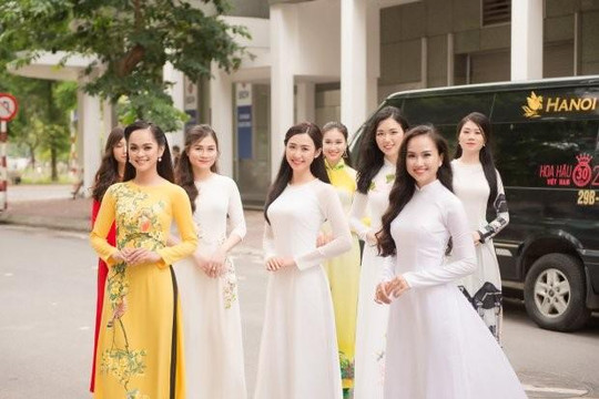 Đỗ Mỹ Linh hội ngộ cùng thí sinh Hoa hậu Việt Nam 2018 phía Bắc 