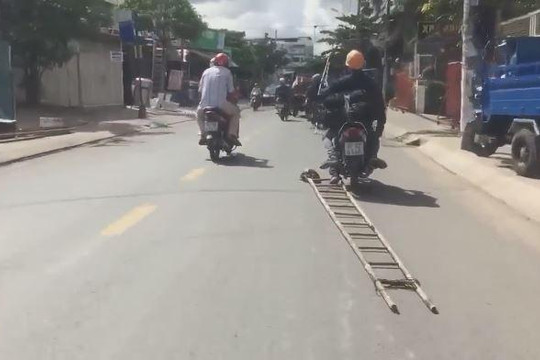 Hoảng hồn cảnh hai thanh niên đi xe máy kéo lê thang trên đường