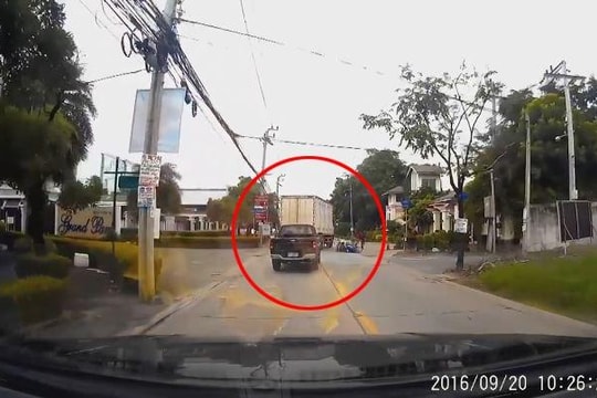 Tài xế xe tải đánh lái xuất thần, hạ gục 2 tên cướp trong nháy mắt