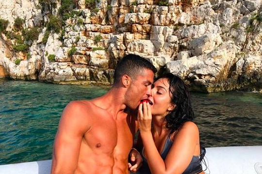 'Lờ' chuyện đến Juventus, Ronaldo cùng bạn gái và gia đình đi nghỉ để quên nỗi buồn World Cup