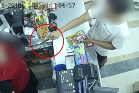 Bị nữ nhân viên cửa hàng quát lớn, tên cướp cầm dao sợ hãi bỏ chạy