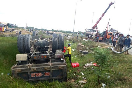 Hà Tĩnh: Hai xe tải tông nhau lật nhào, tài xế thoát chết kỳ diệu