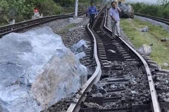 Quảng Bình: Đá núi rơi làm hỏng đường sắt Bắc - Nam