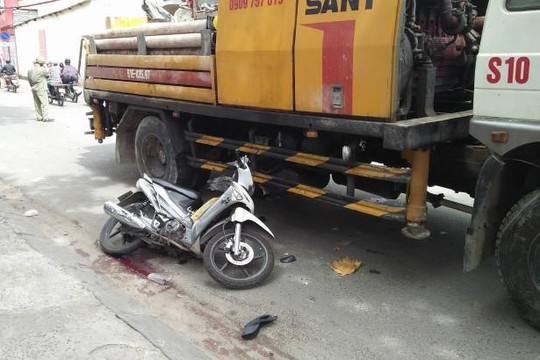 Giải cứu nam tài xế Grabbike kẹt dưới bánh xe tải